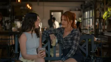 Camiseta de punto Julie de la Reforma usada por Annie Sullivan (jueza de Anneliese) como se ve en Sweet Magnolias (S05E07)