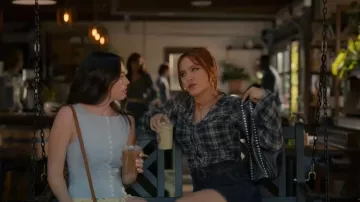 Camiseta de manga larga de cuadros de Beverly y Beck Sara llevada por Olivia Harris (Tomi Rose) como se ve en Sweet Magnolias (S05E07)