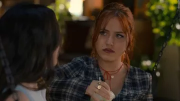 Collar de lazo rojo Aeo usado por Olivia Harris (Tomi Rose) como se ve en Sweet Magnolias (S05E07)