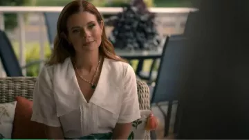 Collar de corazón de Clare V. que lleva Maddie Townsend (JoAnna Garcia) como se ve en Sweet Magnolias (S05E09)