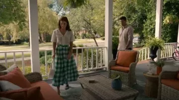 Mula de macramé Larroudé Dew Drop usada por Maddie Townsend (JoAnna Garcia) como se ve en Sweet Magnolias (S05E09)