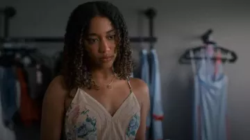 Vestido de vieira Verity de las colecciones Zimmermann usado por Jessica Whitley (Iman Benson) tal como se ve en Sweet Magnolias (S05E09)