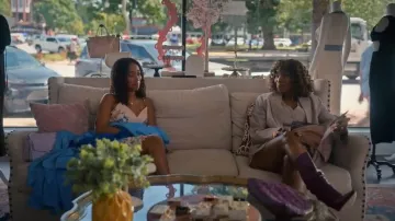 Bolso cruzado Aimee Jacques Medium llevado por Jessica Whitley (Iman Benson) como se ve en Sweet Magnolias (S05E09)