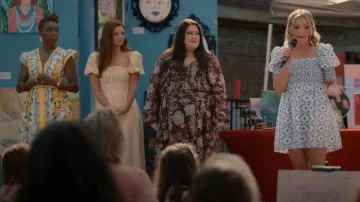 Hill House Home El vestido Lila Nap que lleva Norren Fitzgibbons (Jamie Lynn Spears) tal y como se ve en Sweet Magnolias (S05E09)