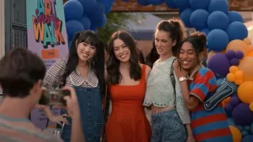 Blusa de manga abullonada con cuello Maeve llevada por Lily Song (Artemis) como se ve en Sweet Magnolias (S05E09)
