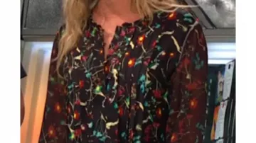 Blusa floral negra usada por Sharon Collins (Sharon Case) como se ve en The Young and the Restless (S53)