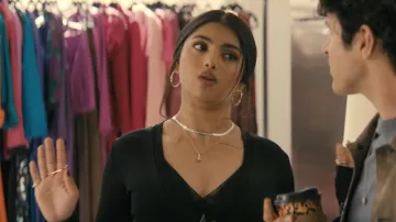 Jersey de manga larga con detalle de estrella de área que lleva Abhinaya 'Abby' Chilukuri (Avantika Vandanapu) como se ve en No apto para trabajar (S01E04)