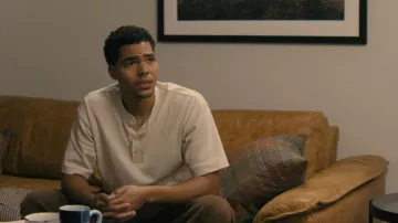 Camiseta Henley de Uniqlo Dry Waffle usada por Kel Washington (Nicholas Duvernay) vista en No apto para el trabajo (S01E04)