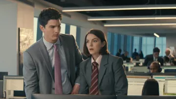Corbata a rayas Gucci llevada por AJ Pascarelli (Ella Hunt) como se ve en No apto para el trabajo (S01E04)