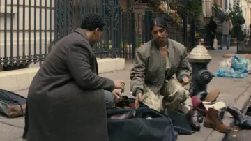 El Frankie Shop Mati Cropped Padded Bomber que lleva Abhinaya 'Abby' Chilukuri (Avantika Vandanapu) como se ve en No apto para trabajar (S01E04)