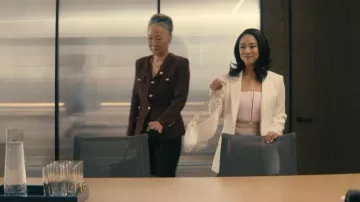 Bolso pequeño de cuero convertible de cuero con anillo de media luna de vagabundo usado por May Hong visto en No apto para el trabajo (S01E04)