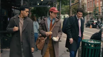 Abrigo cruzado de cera London Magnus que lleva Josh Teitelbaum (Jack Martin) como se ve en No apto para trabajar (S01E05)