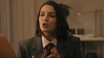 Aritzia Blazer destacado llevado por AJ Pascarelli (Ella Hunt) visto en No apto para el trabajo (S01E05)