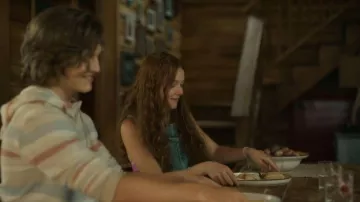 We El mono gratuito de vaqueros de algodón Ziggy que lleva el joven Percy Fraser (Juliette Hawk) visto en Every Year After (S01E01)