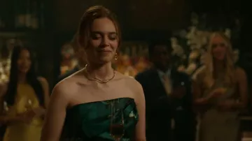Cuello Fino de Cristal de Oro de Alexis Bittar de Solanales llevado por Percy Fraser (Sadie Soverall) como se ve en Every Year After (S01E01)