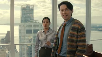 Camisa de satén de manga larga de botones de Vince Camuto usada por AJ Pascarelli (Ella Hunt) como se ve en No apto para el trabajo (S01E05)
