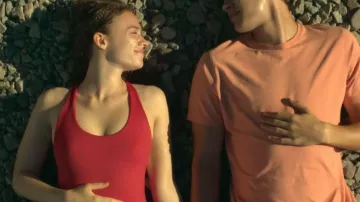 Andie el traje de baño de una pieza de torso largo de Tulum que lleva Percy Fraser (Sadie Soverall), como se ve en Every Year After (S01E01)