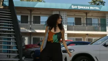 Entrenador Brooklyn Shoulder 28 Bag que lleva Chantal (Aurora Perrineau) como se ve en Every Year After (S01E01)