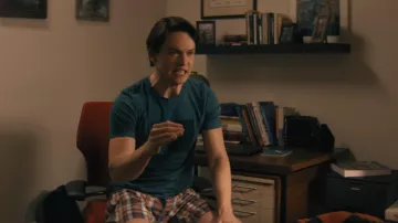 Camiseta inspirada en el estilo vintage de la NYPL que lleva Josh Teitelbaum (Jack Martin) como se ve en No apto para el trabajo (S01E07)