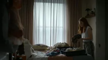 Pantalones deportivos Adidas Originals x Liberty London de pierna ancha que lleva Percy Fraser (Sadie Soverall) como se ve en Every Year After (S01E01)
