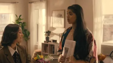Silence + Noise Club Classic Cropped Halter Top usado por Abhinaya 'Abby' Chilukuri (Avantika Vandanapu) como se ve en No apto para trabajar (S01E07)
