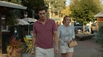 Pequeña bolsa A.P.C. Demi Lune que lleva Delilah (Abigail Cowen) como se ve en Every Year After (S01E01)