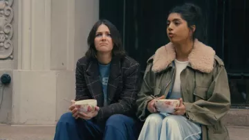 Abrigo de cuadros Wit & Wisdom que lleva AJ Pascarelli (Ella Hunt) como se ve en No apto para el trabajo (S01E07)