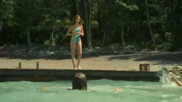 Viejo bañador de una pieza con recorte en la espalda azul marino para niñas, usado por el joven Percy Fraser (Juliette Hawk), tal como se ve en Every Year After (S01E01)