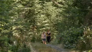 Pantalones cortos largos Agolde Parker que lleva Percy Fraser (Sadie Soverall) como se ve en Every Year After (S01E01)