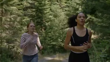 Sujeador de traje Alo Yoga Airlift que lleva Chantal (Aurora Perrineau) como se ve en Every Year After (S01E01)