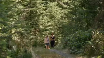 Alo YOga Airlift Charger de cintura alta 7/8 de mallas que lleva Chantal (Aurora Perrineau) como se ve en Every Year After (S01E01)