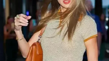 Camisa polo que lleva Taylor Swift en ✨ ???? ¿TS 13 VIENE? TAYLOR SWIFT llega a Electric Lady Studios en Nueva York ⚡️