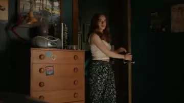 Isabel Marant Etoile Jeldia Skirt Midi usada por Percy Fraser (Sadie Soverall) como se ve en Every Year After (S01E03)