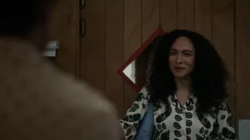 Entrenadora Brooklyn Shoulder 28 Bag que lleva Chantal (Aurora Perrineau) como se ve en Every Year After (S01E03)