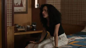Pantalones Noa de lino de algodón Scotch & Soda usados por Chantal (Aurora Perrineau) como se ve en Every Year After (S01E04)