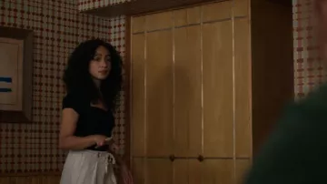 Camiseta elegante de Garage Sweetheart que lleva Chantal (Aurora Perrineau) como se ve en Every Year After (S01E04)