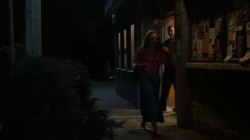 Ballet Larroudé Verona Flat en ante escarlata que lleva Percy Fraser (Sadie Soverall) como se ve en Every Year After (S01E04)