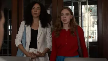 Entrenadora Brooklyn Shoulder 28 Bag que lleva Chantal (Aurora Perrineau) como se ve en Every Year After (S01E04)