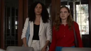 Cardigan de la Formación Clara Cashmere Crew llevado por Percy Fraser (Sadie Soverall) como se ve en Every Year After (S01E04)