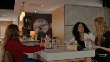 Bolsa pequeña A.P.C. Demi Lune que lleva Delilah (Abigail Cowen) como se ve en Every Year After (S01E04)