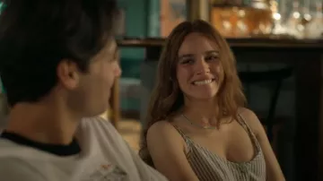 Rhythm Valley Stripe Ajustable mono que lleva Percy Fraser (Sadie Soverall) como se ve en Every Year After (S01E04)