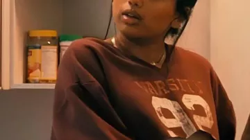 No apto para el trabajo S01 Abby Chilukuri Sudadera corta
