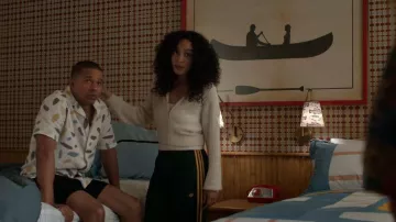 Pantalones deportivos de poliéster reciclado Adidas Firebird que lleva Chantal (Aurora Perrineau) como se ve en Every Year After (S01E05)
