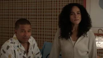 Alo Yoga Cashmere Plush Waffle con cremallera completa y sudadera con capucha que lleva Chantal (Aurora Perrineau) como se ve en Every Year After (S01E05)