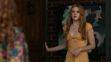 Vestido Gaia Magnolia del culto que lleva Delilah (Abigail Cowen) como se ve en Every Year After (S01E05)