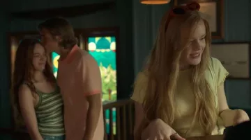Camiseta de bebé con ribetes con volantes pilcro que lleva Delilah (Abigail Cowen) como se ve en Every Year After (S01E05)