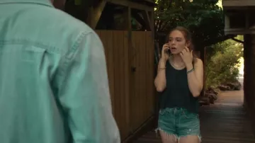 Camiseta de seda Eileen Fisher Slim Fit con escote redondo y escote redondo que lleva Percy Fraser (Sadie Soverall) como se ve en Every Year After (S01E05)