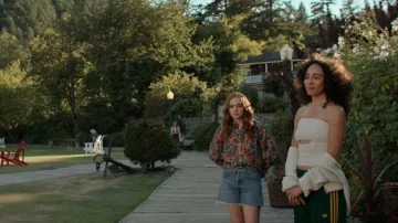 Pantalones cortos largos Agolde Parker que lleva Percy Fraser (Sadie Soverall) como se ve en Every Year After (S01E05)