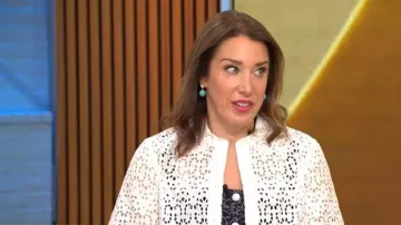 Marco La camiseta de ojales Deco que lleva Sarah Gelman, vista en CBS Mornings el 10 de junio de 2026