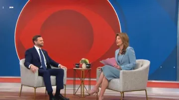 Vestido funda de la colección Michael Kors Stretch Wool Blend Crepé Blend llevado por Norah O'Donnell, visto en CBS Mornings el 17 de junio de 2026